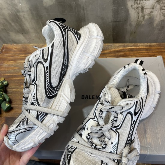 3XL sneaker runner