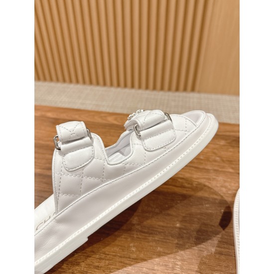 Slippers, beach shoes