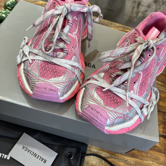 3XL sneaker runner