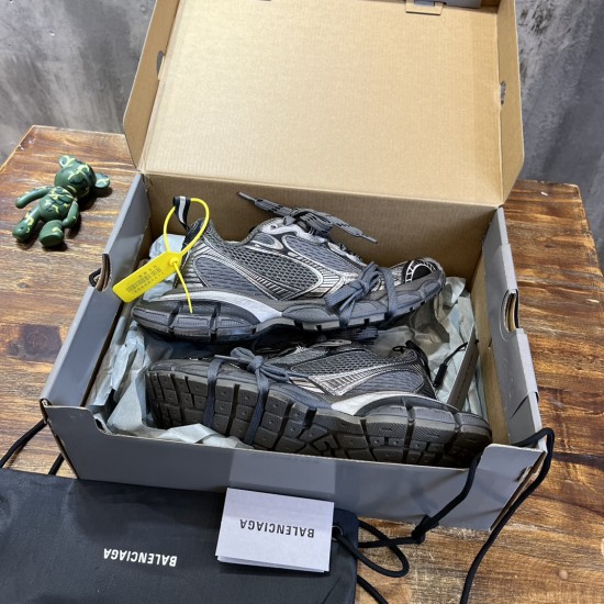 3XL sneaker runner