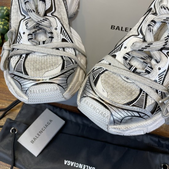 3XL sneaker runner