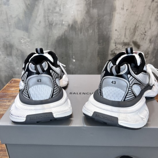 3XL sneaker runner