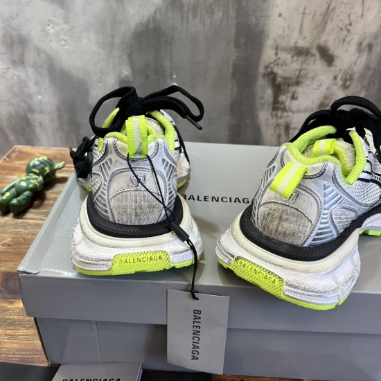 3XL sneaker runner