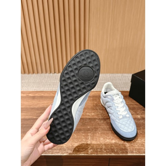 Tennis shoes