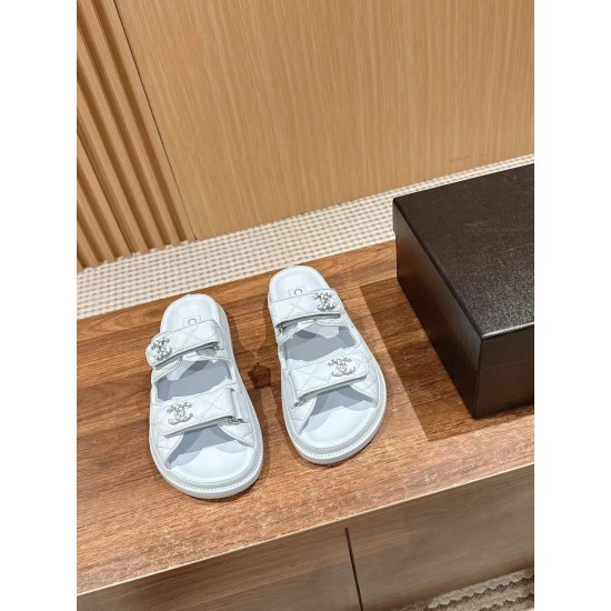 Slippers, beach shoes