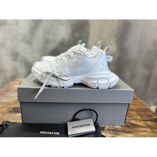 3XL sneaker runner