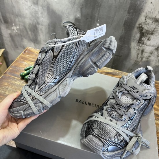 3XL sneaker runner
