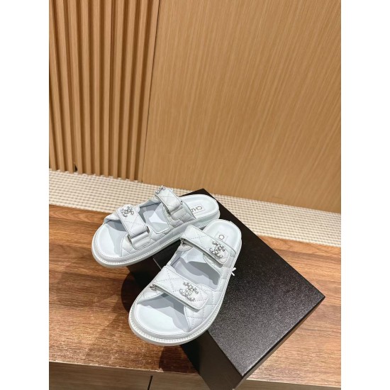 Slippers, beach shoes