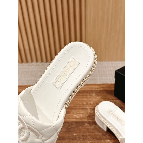 Slippers, beach shoes