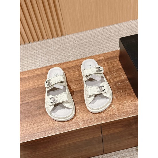 Slippers, beach shoes