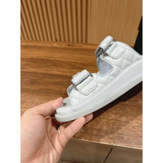 Slippers, beach shoes