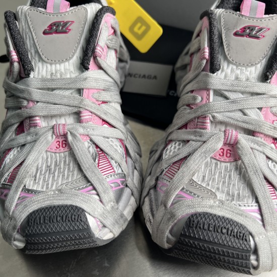 3XL sneaker runner