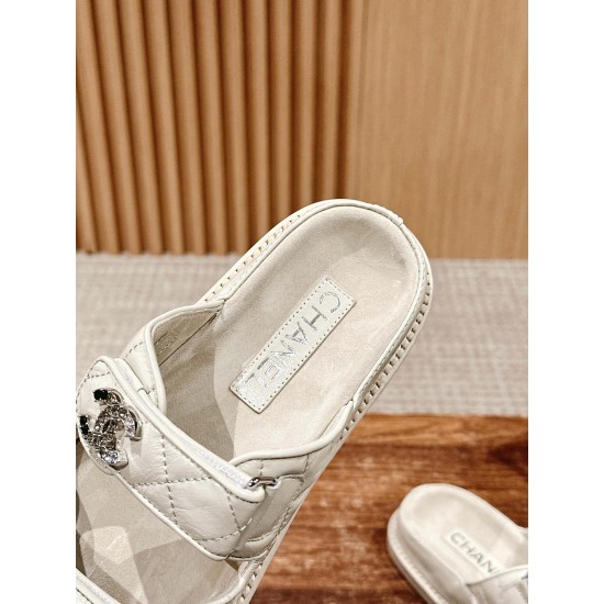 Slippers, beach shoes
