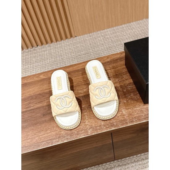 Slippers, beach shoes