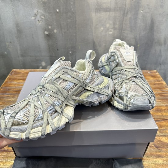 3XL sneaker runner