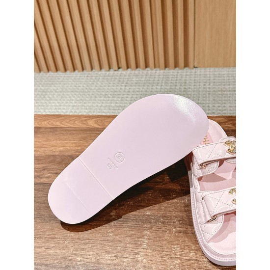 Slippers, beach shoes