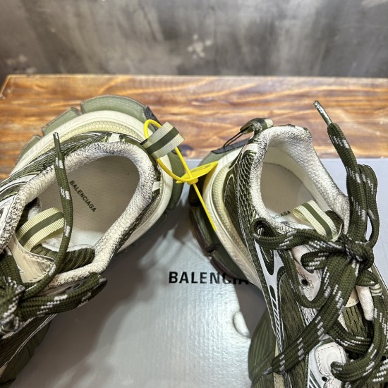 3XL sneaker runner