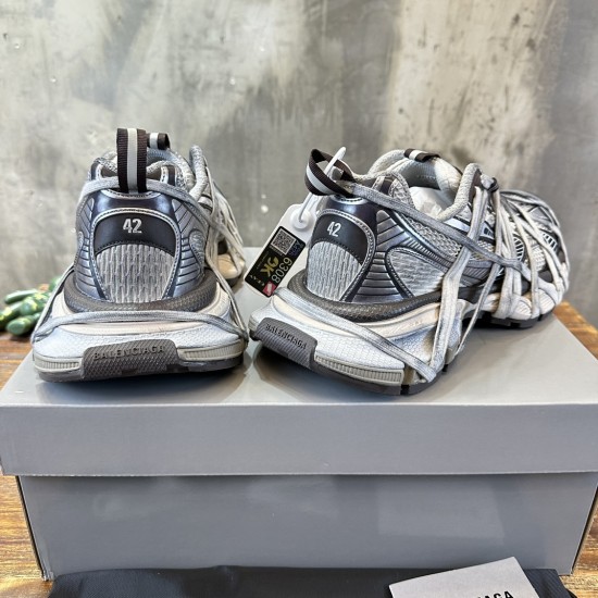 3XL sneaker runner