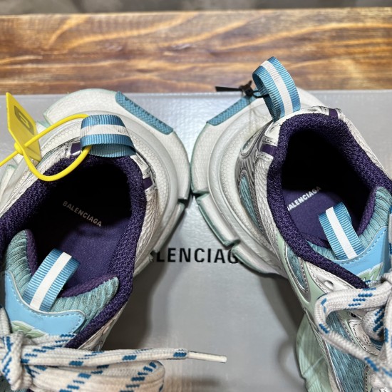 3XL sneaker runner