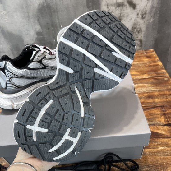3XL sneaker runner