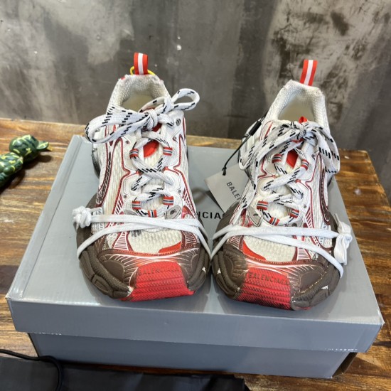 3XL sneaker runner