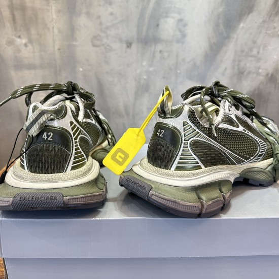 3XL sneaker runner