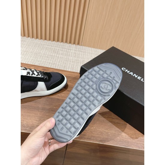 Skateboard shoes