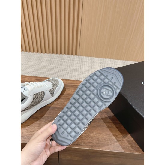 Skateboard shoes
