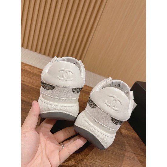 Skateboard shoes