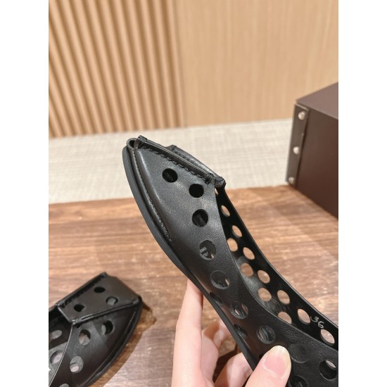 # 阿莱亚/早春新品 方头 镂空 平底凉鞋这一季的鞋履全新视觉体验 俏皮搭配 显得酷酷的真是绝美 鞋柜必备的时尚单品。面料采用进口小牛皮 内里垫脚均为牛皮 原版开模大底Size:35-39(40/41/42定制不退换) # 阿莱亚/早春新品 方头 镂空 平底凉鞋这一季的鞋履全新视觉体验 俏皮搭配 显得酷酷的真是绝美 鞋柜必备的时尚单品。面料采用进口小牛皮 内里垫脚均为牛皮 原版开模大底Size:35-39(40/41/42定制不退换)