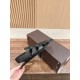 # 阿莱亚/早春新品 方头 罗马平底凉鞋这一季的鞋履全新视觉体验 俏皮搭配 显得酷酷的真是绝美 鞋柜必备的时尚单品。面料采用进口小牛皮 内里垫脚均为牛皮 意大利真皮大底Size:35-39(40/41/42定做不退换) # 阿莱亚/早春新品 方头 罗马平底凉鞋这一季的鞋履全新视觉体验 俏皮搭配 显得酷酷的真是绝美 鞋柜必备的时尚单品。面料采用进口小牛皮 内里垫脚均为牛皮 意大利真皮大底Size:35-39(40/41/42定做不退换)
