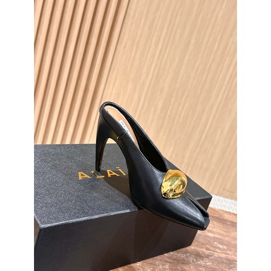 / 阿莱亚春夏新款 大金豆鱼嘴高跟凉鞋主要的设计是极简风格,很吸睛的时髦鱼嘴凉鞋,鞋子的弧度真的很有女人味!上脚性感拉满~两款不同的就是一个大金豆啦,非常的显眼,也是alaia的特别辨识度之一!跟也是具有弧度的,但是不要小瞧了它的高度哦!材质:牛皮内里:牛里大底:意大利进口真皮大底鞋码:35-39/40定制不退换 / 阿莱亚春夏新款 大金豆鱼嘴高跟凉鞋主要的设计是极简风格,很吸睛的时髦鱼嘴凉鞋,鞋子的弧度真的很有女人味!上脚性感拉满~两款不同的就是一个大金豆啦,非常的显眼,也是alaia的特别辨识度之一!跟也是具有弧度的,但是不要小瞧了它的高度哦!材质:牛皮内里:牛里大底:意大利进口真皮大底鞋码:35-39/40定制不退换