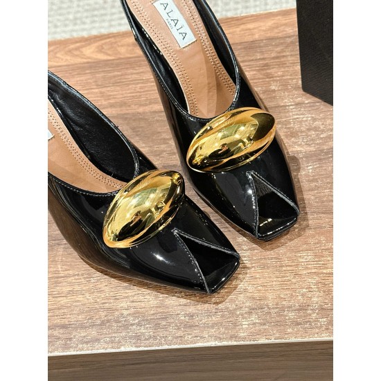 / 阿莱亚春夏新款 大金豆鱼嘴高跟凉鞋主要的设计是极简风格,很吸睛的时髦鱼嘴凉鞋,鞋子的弧度真的很有女人味!上脚性感拉满~两款不同的就是一个大金豆啦,非常的显眼,也是alaia的特别辨识度之一!跟也是具有弧度的,但是不要小瞧了它的高度哦!材质:牛皮内里:牛里大底:意大利进口真皮大底鞋码:35-39/40定制不退换 / 阿莱亚春夏新款 大金豆鱼嘴高跟凉鞋主要的设计是极简风格,很吸睛的时髦鱼嘴凉鞋,鞋子的弧度真的很有女人味!上脚性感拉满~两款不同的就是一个大金豆啦,非常的显眼,也是alaia的特别辨识度之一!跟也是具有弧度的,但是不要小瞧了它的高度哦!材质:牛皮内里:牛里大底:意大利进口真皮大底鞋码:35-39/40定制不退换