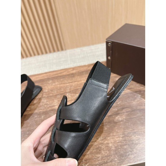 # 阿莱亚/早春新品 方头 罗马平底凉鞋这一季的鞋履全新视觉体验 俏皮搭配 显得酷酷的真是绝美 鞋柜必备的时尚单品。面料采用进口小牛皮 内里垫脚均为牛皮 意大利真皮大底Size:35-39(40/41/42定做不退换) # 阿莱亚/早春新品 方头 罗马平底凉鞋这一季的鞋履全新视觉体验 俏皮搭配 显得酷酷的真是绝美 鞋柜必备的时尚单品。面料采用进口小牛皮 内里垫脚均为牛皮 意大利真皮大底Size:35-39(40/41/42定做不退换)