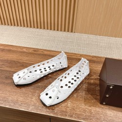 # 阿莱亚/早春新品 方头 镂空 平底凉鞋这一季的鞋履全新视觉体验 俏皮搭配 显得酷酷的真是绝美  鞋柜必备的时尚单品。面料采用进口小牛皮 内里垫脚均为牛皮 原版开模大底Size：35-39（40/41/42定制不退换）