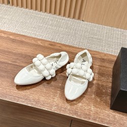 /# 阿莱亚春夏新款 双带扣圆珠芭蕾鞋非常绝美的设计，模拟珍珠的双带扣设计，依旧优雅大方得体，纯真的牛油皮纹路质感，成就独一无二的设计感，随机但是美丽，自然生长之美～鞋底超级软！上脚随意搭配都很好看！而且容易打理！后跟收缩加上芭蕾双带，根本不担心不跟脚的问题哦～ 牛油皮材质 羊里内里 意大利进口真皮大底 Size：35-39（40定制不退换）