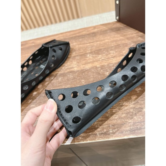 # 阿莱亚/早春新品 方头 镂空 平底凉鞋这一季的鞋履全新视觉体验 俏皮搭配 显得酷酷的真是绝美 鞋柜必备的时尚单品。面料采用进口小牛皮 内里垫脚均为牛皮 原版开模大底Size:35-39(40/41/42定制不退换) # 阿莱亚/早春新品 方头 镂空 平底凉鞋这一季的鞋履全新视觉体验 俏皮搭配 显得酷酷的真是绝美 鞋柜必备的时尚单品。面料采用进口小牛皮 内里垫脚均为牛皮 原版开模大底Size:35-39(40/41/42定制不退换)