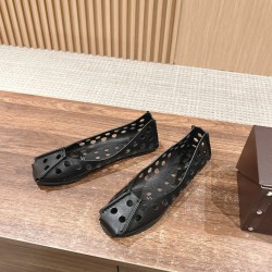 # 阿莱亚/早春新品 方头 镂空 平底凉鞋这一季的鞋履全新视觉体验 俏皮搭配 显得酷酷的真是绝美  鞋柜必备的时尚单品。面料采用进口小牛皮 内里垫脚均为牛皮 原版开模大底Size：35-39（40/41/42定制不退换）