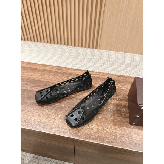 # 阿莱亚/早春新品 方头 镂空 平底凉鞋这一季的鞋履全新视觉体验 俏皮搭配 显得酷酷的真是绝美 鞋柜必备的时尚单品。面料采用进口小牛皮 内里垫脚均为牛皮 原版开模大底Size:35-39(40/41/42定制不退换) # 阿莱亚/早春新品 方头 镂空 平底凉鞋这一季的鞋履全新视觉体验 俏皮搭配 显得酷酷的真是绝美 鞋柜必备的时尚单品。面料采用进口小牛皮 内里垫脚均为牛皮 原版开模大底Size:35-39(40/41/42定制不退换)