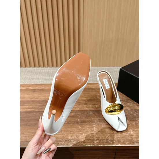 / 阿莱亚春夏新款 大金豆鱼嘴高跟凉鞋主要的设计是极简风格,很吸睛的时髦鱼嘴凉鞋,鞋子的弧度真的很有女人味!上脚性感拉满~两款不同的就是一个大金豆啦,非常的显眼,也是alaia的特别辨识度之一!跟也是具有弧度的,但是不要小瞧了它的高度哦!材质:牛皮内里:牛里大底:意大利进口真皮大底鞋码:35-39/40定制不退换 / 阿莱亚春夏新款 大金豆鱼嘴高跟凉鞋主要的设计是极简风格,很吸睛的时髦鱼嘴凉鞋,鞋子的弧度真的很有女人味!上脚性感拉满~两款不同的就是一个大金豆啦,非常的显眼,也是alaia的特别辨识度之一!跟也是具有弧度的,但是不要小瞧了它的高度哦!材质:牛皮内里:牛里大底:意大利进口真皮大底鞋码:35-39/40定制不退换