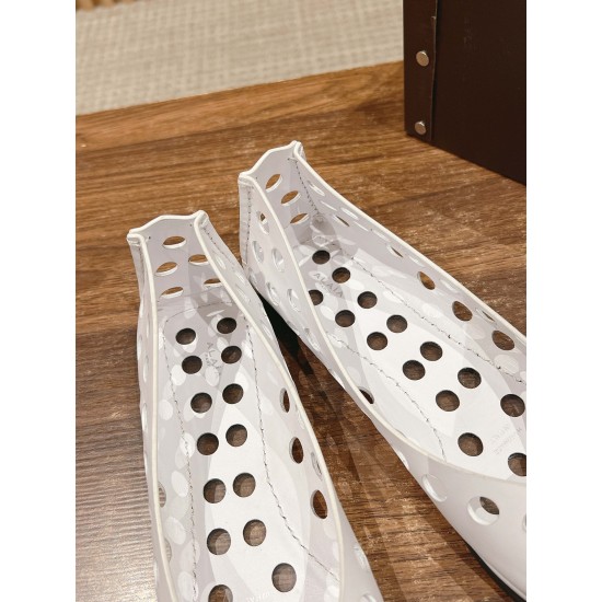 # 阿莱亚/早春新品 方头 镂空 平底凉鞋这一季的鞋履全新视觉体验 俏皮搭配 显得酷酷的真是绝美 鞋柜必备的时尚单品。面料采用进口小牛皮 内里垫脚均为牛皮 原版开模大底Size:35-39(40/41/42定制不退换) # 阿莱亚/早春新品 方头 镂空 平底凉鞋这一季的鞋履全新视觉体验 俏皮搭配 显得酷酷的真是绝美 鞋柜必备的时尚单品。面料采用进口小牛皮 内里垫脚均为牛皮 原版开模大底Size:35-39(40/41/42定制不退换)
