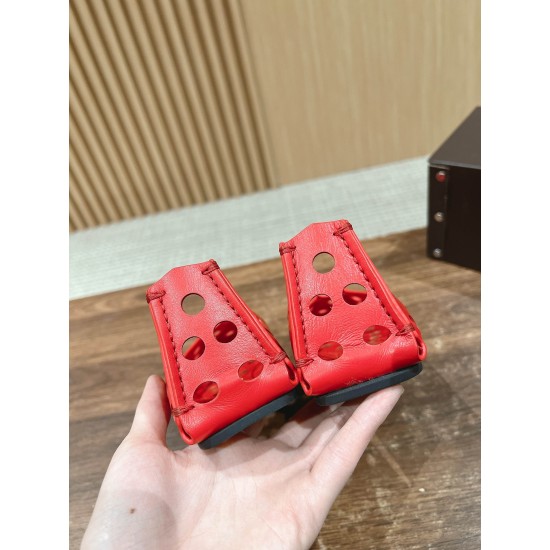 # 阿莱亚/早春新品 方头 镂空 平底凉鞋这一季的鞋履全新视觉体验 俏皮搭配 显得酷酷的真是绝美 鞋柜必备的时尚单品。面料采用进口小牛皮 内里垫脚均为牛皮 原版开模大底Size:35-39(40/41/42定制不退换) # 阿莱亚/早春新品 方头 镂空 平底凉鞋这一季的鞋履全新视觉体验 俏皮搭配 显得酷酷的真是绝美 鞋柜必备的时尚单品。面料采用进口小牛皮 内里垫脚均为牛皮 原版开模大底Size:35-39(40/41/42定制不退换)