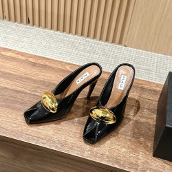 / 阿莱亚春夏新款 大金豆鱼嘴高跟凉鞋主要的设计是极简风格，很吸睛的时髦鱼嘴凉鞋，鞋子的弧度真的很有女人味！上脚性感拉满～两款不同的就是一个大金豆啦，非常的显眼，也是alaia的特别辨识度之一！跟也是具有弧度的，但是不要小瞧了它的高度哦！材质：牛皮内里：牛里大底：意大利进口真皮大底鞋码：35-39/40定制不退换