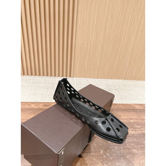 # 阿莱亚/早春新品 方头 镂空 平底凉鞋这一季的鞋履全新视觉体验 俏皮搭配 显得酷酷的真是绝美 鞋柜必备的时尚单品。面料采用进口小牛皮 内里垫脚均为牛皮 原版开模大底Size:35-39(40/41/42定制不退换) # 阿莱亚/早春新品 方头 镂空 平底凉鞋这一季的鞋履全新视觉体验 俏皮搭配 显得酷酷的真是绝美 鞋柜必备的时尚单品。面料采用进口小牛皮 内里垫脚均为牛皮 原版开模大底Size:35-39(40/41/42定制不退换)