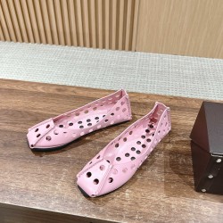 # 阿莱亚/早春新品 方头 镂空 平底凉鞋这一季的鞋履全新视觉体验 俏皮搭配 显得酷酷的真是绝美  鞋柜必备的时尚单品。面料采用进口小牛皮 内里垫脚均为牛皮 原版开模大底Size：35-39（40/41/42定制不退换）