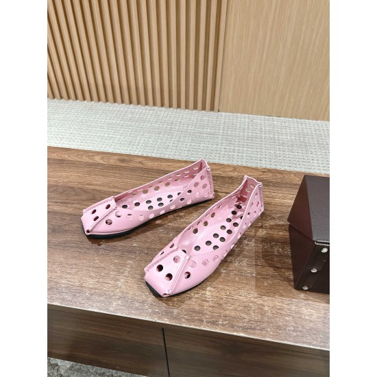 # 阿莱亚/早春新品 方头 镂空 平底凉鞋这一季的鞋履全新视觉体验 俏皮搭配 显得酷酷的真是绝美 鞋柜必备的时尚单品。面料采用进口小牛皮 内里垫脚均为牛皮 原版开模大底Size:35-39(40/41/42定制不退换) # 阿莱亚/早春新品 方头 镂空 平底凉鞋这一季的鞋履全新视觉体验 俏皮搭配 显得酷酷的真是绝美 鞋柜必备的时尚单品。面料采用进口小牛皮 内里垫脚均为牛皮 原版开模大底Size:35-39(40/41/42定制不退换)