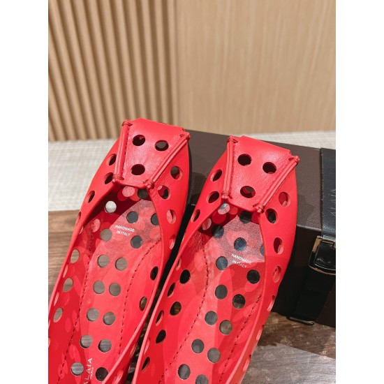 # 阿莱亚/早春新品 方头 镂空 平底凉鞋这一季的鞋履全新视觉体验 俏皮搭配 显得酷酷的真是绝美 鞋柜必备的时尚单品。面料采用进口小牛皮 内里垫脚均为牛皮 原版开模大底Size:35-39(40/41/42定制不退换) # 阿莱亚/早春新品 方头 镂空 平底凉鞋这一季的鞋履全新视觉体验 俏皮搭配 显得酷酷的真是绝美 鞋柜必备的时尚单品。面料采用进口小牛皮 内里垫脚均为牛皮 原版开模大底Size:35-39(40/41/42定制不退换)
