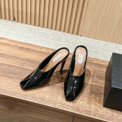 / 阿莱亚春夏新款 大金豆鱼嘴高跟凉鞋主要的设计是极简风格，很吸睛的时髦鱼嘴凉鞋，鞋子的弧度真的很有女人味！上脚性感拉满～两款不同的就是一个大金豆啦，非常的显眼，也是alaia的特别辨识度之一！跟也是具有弧度的，但是不要小瞧了它的高度哦！材质：牛皮内里：牛里大底：意大利进口真皮大底鞋码：35-39/40定制不退换