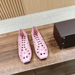 # 阿莱亚/早春新品 方头 镂空 平底凉鞋这一季的鞋履全新视觉体验 俏皮搭配 显得酷酷的真是绝美  鞋柜必备的时尚单品。面料采用进口小牛皮 内里垫脚均为牛皮 原版开模大底Size：35-39（40/41/42定制不退换）