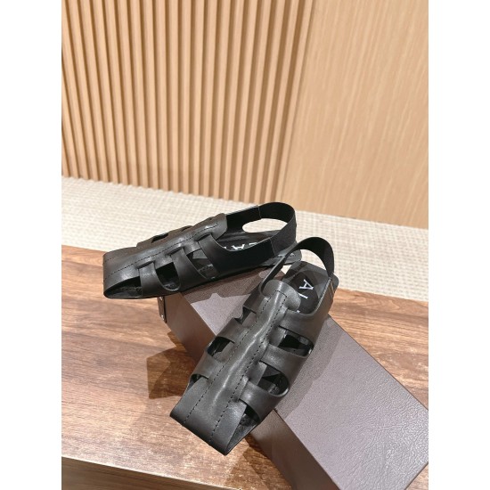 # 阿莱亚/早春新品 方头 罗马平底凉鞋这一季的鞋履全新视觉体验 俏皮搭配 显得酷酷的真是绝美 鞋柜必备的时尚单品。面料采用进口小牛皮 内里垫脚均为牛皮 意大利真皮大底Size:35-39(40/41/42定做不退换) # 阿莱亚/早春新品 方头 罗马平底凉鞋这一季的鞋履全新视觉体验 俏皮搭配 显得酷酷的真是绝美 鞋柜必备的时尚单品。面料采用进口小牛皮 内里垫脚均为牛皮 意大利真皮大底Size:35-39(40/41/42定做不退换)